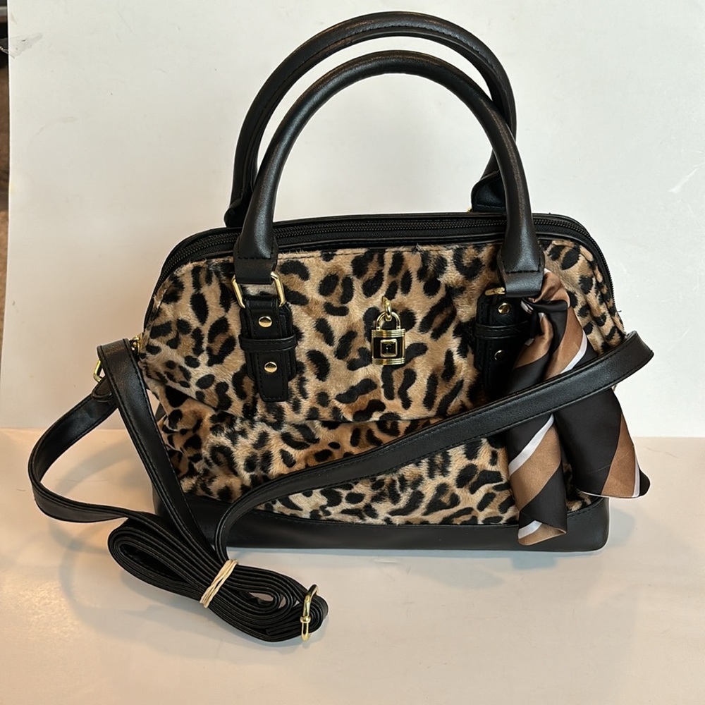 Cheetah print and faux leather handbag with shoulder bag option.
